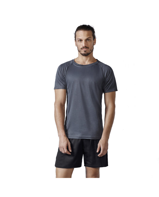 Hombre con camiseta de manga corta gris y pantalones negros