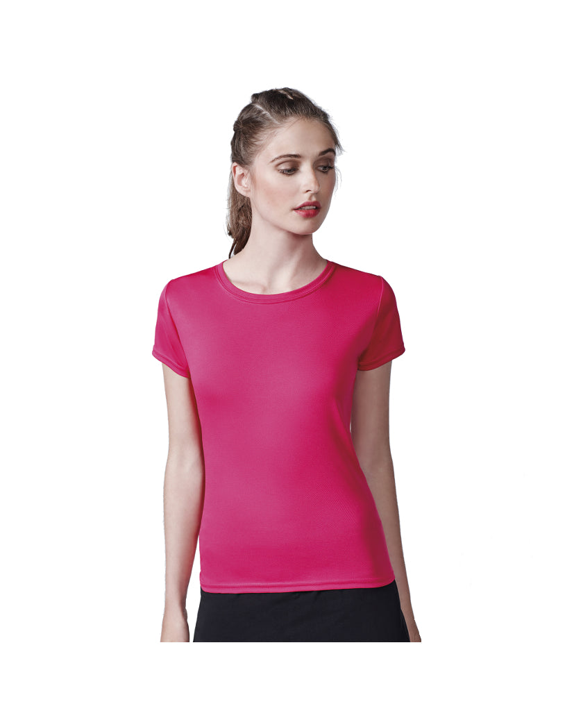 Mujer con camiseta manga corta rosa y pantalones negros