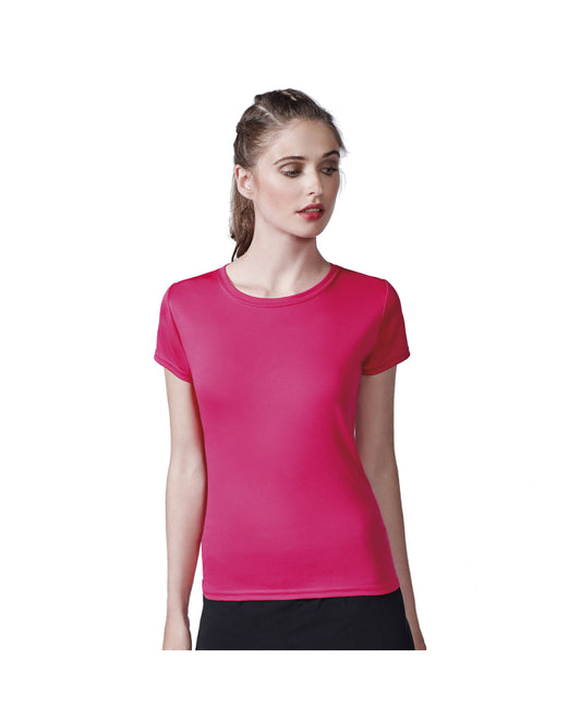 Mujer con camiseta manga corta rosa y pantalones negros