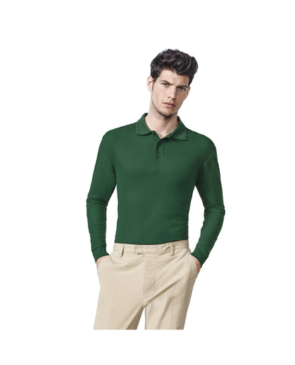 Hombre con polo verde botella y pantalones color beig
