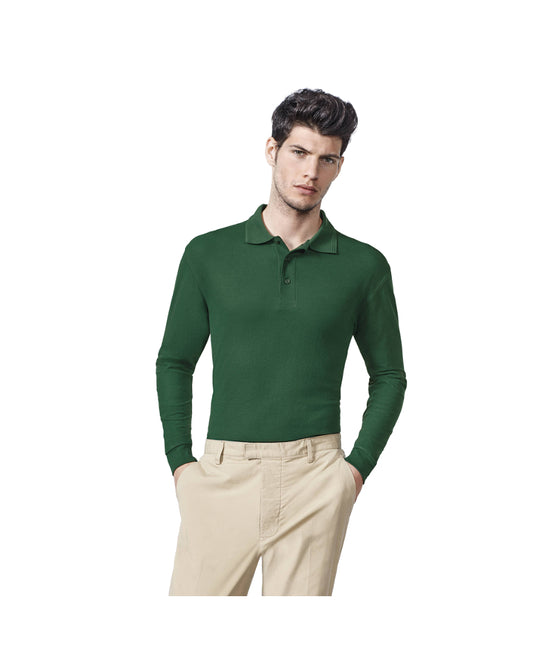Hombre con polo verde botella y pantalones color beig