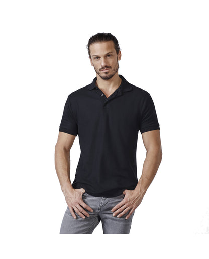 Hombre con polo azul oscuro de manga corta y pantalones vaqueros.