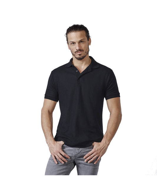 Hombre con polo azul oscuro de manga corta y pantalones vaqueros.
