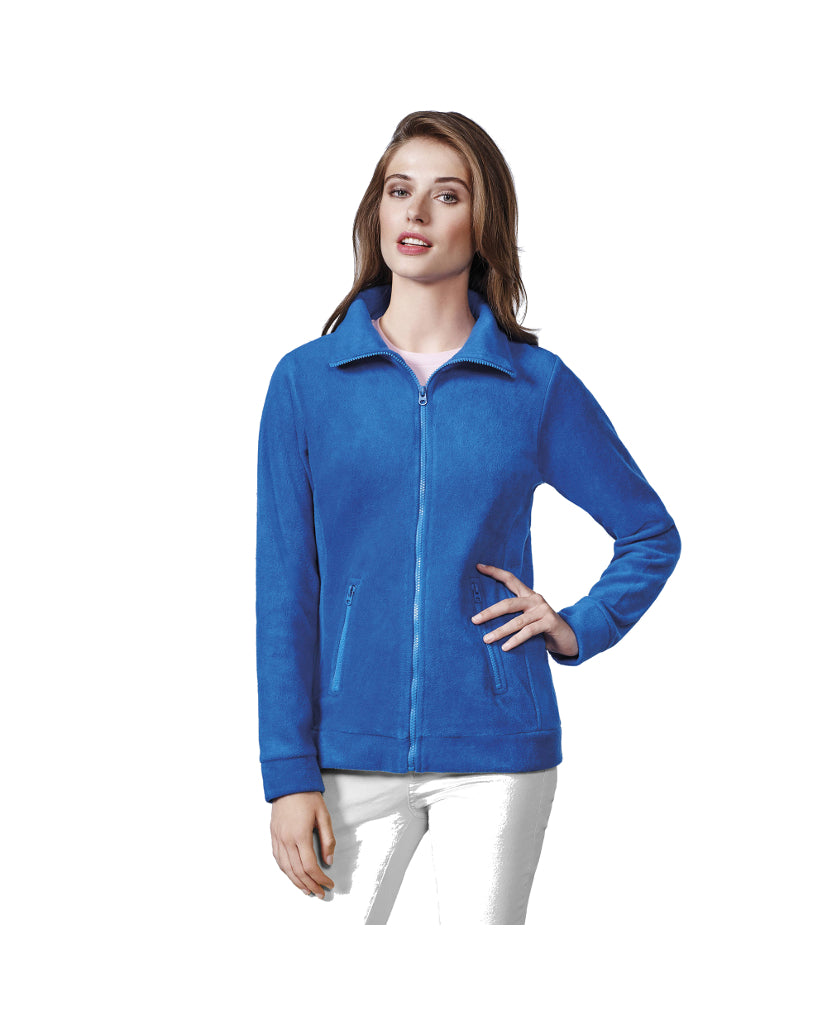 Mujer con polar Pirineo azul y pantalones blancos