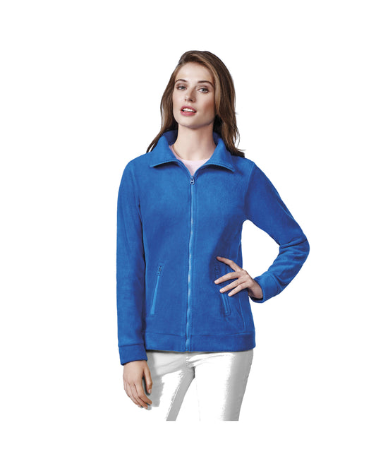 Mujer con polar Pirineo azul y pantalones blancos