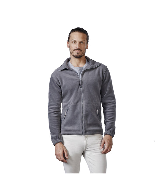 Hombre con polar Pirineo gris y pantalones blancos