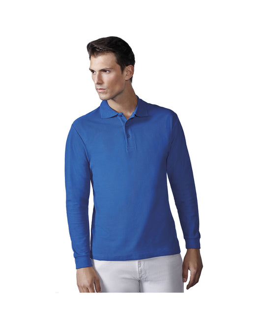 Hombre con polo azul de manga larga modelo Estrella y pantalones blancos