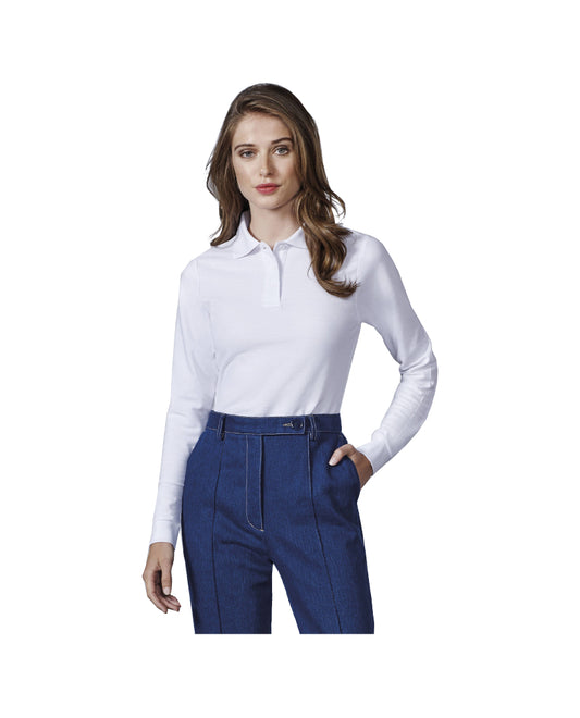 Mujer con polo blanco manga larga modelo Estrella y pantalones vaqueros
