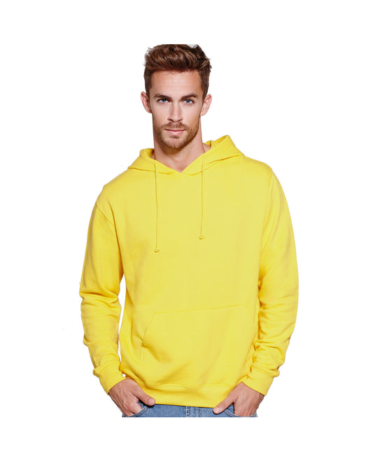 Hombre con sudadera con capucha amarilla y pantalones vaqueros