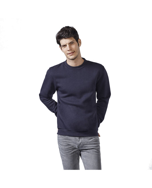 Hombre con sudadera color azul oscuro y pantalones vaqueros