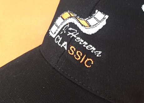 Gorra negra personalizada con imagen bordada